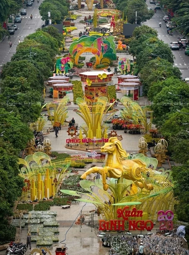 Đường hoa Nguyễn Huệ gấp rút hoàn thiện dàn linh vật ngựa khổng lồ