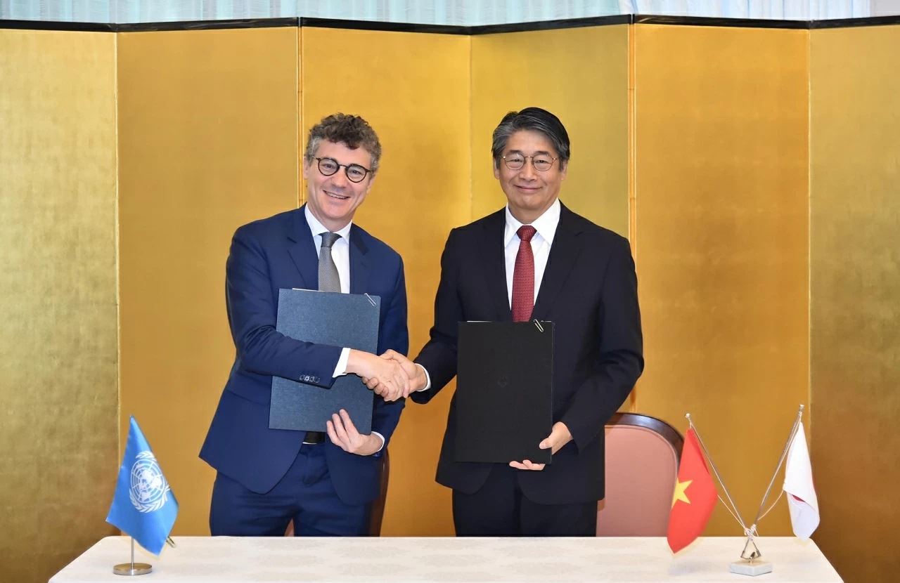 Trưởng Đại diện UNESCO tại Việt Nam Jonathan W.Baker và Đại sứ Ito Naoki ký kết thỏa thuận triển khai dự án. (Ảnh: Thành Long)