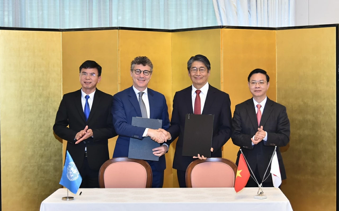 Thứ trưởng Bộ Ngoại giao, Chủ tịch Ủy ban Quốc gia UNESCO Việt Nam Ngô Lê Văn và ông Nguyễn Danh Hùng, PGĐ Sở NN&PTNT tỉnh Nghệ An chúc mừng thành công của buổi lễ Thứ trưởng Bộ Ngoại giao, Chủ tịch Ủy ban Quốc gia UNESCO Việt Nam Ngô Lê Văn và ông Nguyễn Danh Hùng, PGĐ Sở NN&PTNT tỉnh Nghệ An chúc mừng thành công của buổi lễ