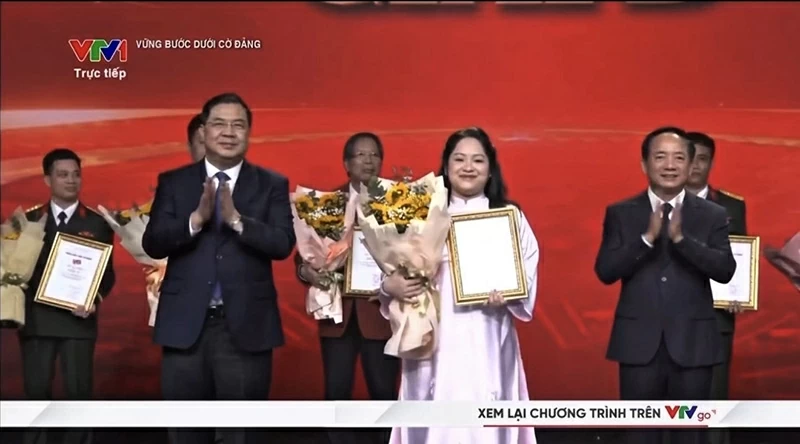 Đồng chí Trịnh Văn Quyết, Ủy viên Bộ Chính trị, Bí thư Trung ương Đảng, Trưởng ban Tuyên giáo và Dân vận Trung ương và đồng chí Phạm Gia Túc, Ủy viên Bộ Chính trị, Bí thư Trung ương Đảng, Chánh văn phòng Trung ương Đảng trao giải B cho tác giả Lê Trần Thanh Hà. Đồng chí Trịnh Văn Quyết, Ủy viên Bộ Chính trị, Bí thư Trung ương Đảng, Trưởng ban Tuyên giáo và Dân vận Trung ương và đồng chí Phạm Gia Túc, Ủy viên Bộ Chính trị, Bí thư Trung ương Đảng, Chánh văn phòng Trung ương Đảng trao giải B cho tác giả Lê Trần Thanh Hà.