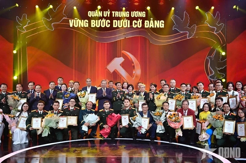 Tổng Bí thư Tô Lâm, Bí thư Quân ủy Trung ương và các đại biểu chụp ảnh cùng các tác giả, nhóm tác giả đoạt giải.