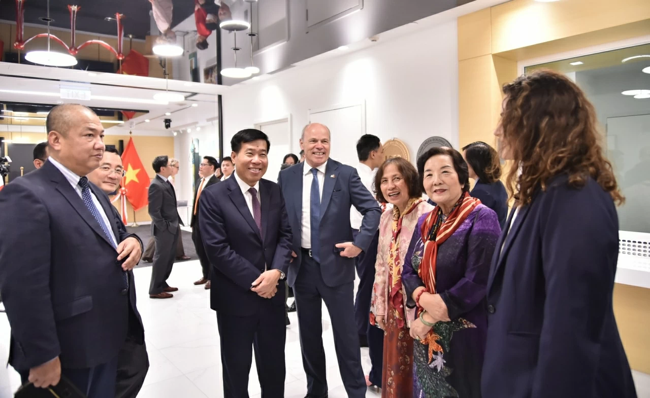 Ủy viên Trung ương Đảng, Thứ trưởng Ngoại giao Nguyễn Mạnh Cường cùng các đại biểu tham quan trụ sở mới của Đại sứ quán Canada tại Việt Nam. (Ảnh: Thành Long) Ủy viên Trung ương Đảng, Thứ trưởng Ngoại giao Nguyễn Mạnh Cường cùng các đại biểu tham quan trụ sở mới của Đại sứ quán Canada tại Việt Nam. (Ảnh: Thành Long)