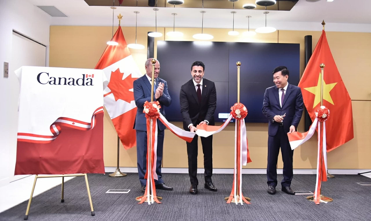 Thứ trưởng Ngoại giao Nguyễn Mạnh Cường, Bộ trưởng Bộ Thương mại quốc tế Canada, ông Maninder Sidhu và Đại sứ Canada tại Việt Nam James Nickle cắt băng khai trương trụ sở Đại sứ quán Canada tại Việt Nam. (Ảnh: Thành Long) Thứ trưởng Ngoại giao Nguyễn Mạnh Cường, Bộ trưởng Bộ Thương mại quốc tế Canada, ông Maninder Sidhu và Đại sứ Canada tại Việt Nam James Nickle cắt băng khai trương trụ sở Đại sứ quán Canada tại Việt Nam. (Ảnh: Thành Long)