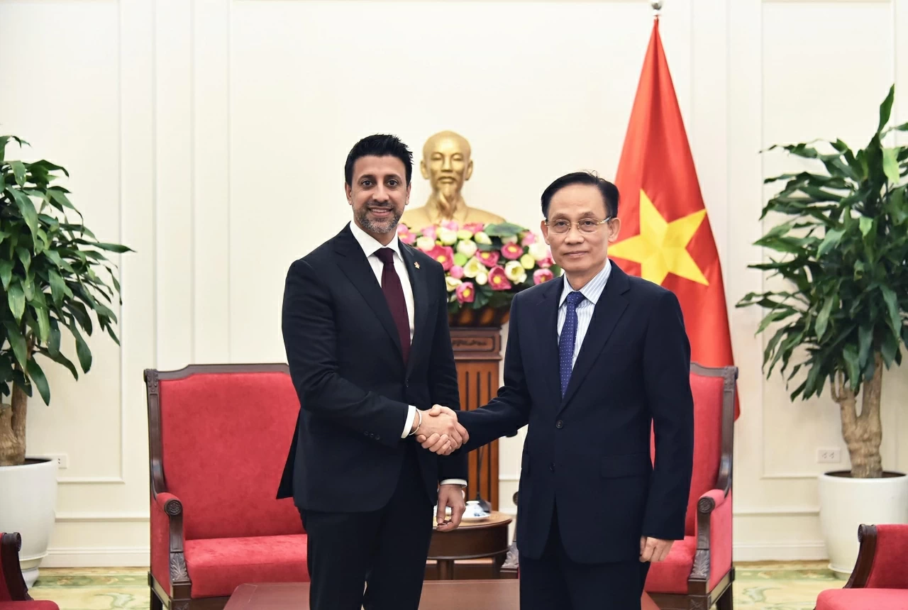 , Ủy viên Bộ Chính trị, Bộ trưởng Ngoại giao Lê Hoài Trung đã tiếp Ngài Maninder Sidhu (Ma-nin-đơ Si-đu), Bộ trưởng Bộ Thương mại Quốc tế Canada, nhân chuyến thăm Việt Nam.