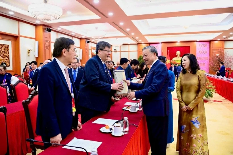 Đón Tết nơi quê nhà: Niềm hạnh phúc của người Việt xa xứ Đón Tết nơi quê nhà: Niềm hạnh phúc của người Việt xa xứ