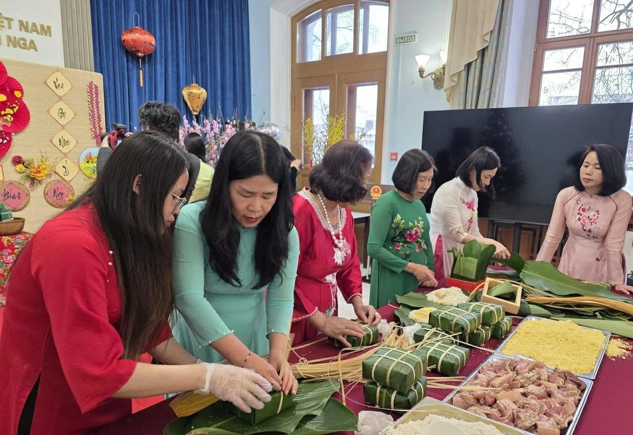 Xuân Bính Ngọ 2026: Nồi bánh chưng đỏ lửa giữa trời Đông Moscow, Nga