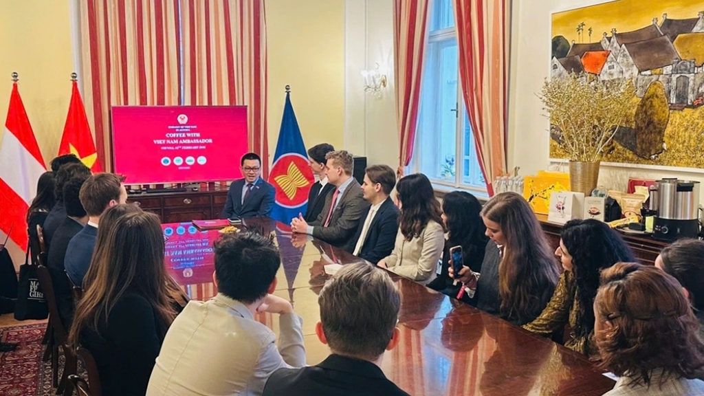 Lan tỏa câu chuyện Việt Nam qua sáng kiến 'Cà phê với Đại sứ'