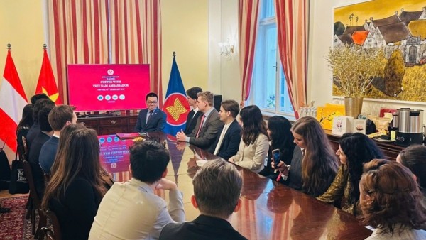 Lan tỏa câu chuyện Việt Nam qua sáng kiến 'Cà phê với Đại sứ'