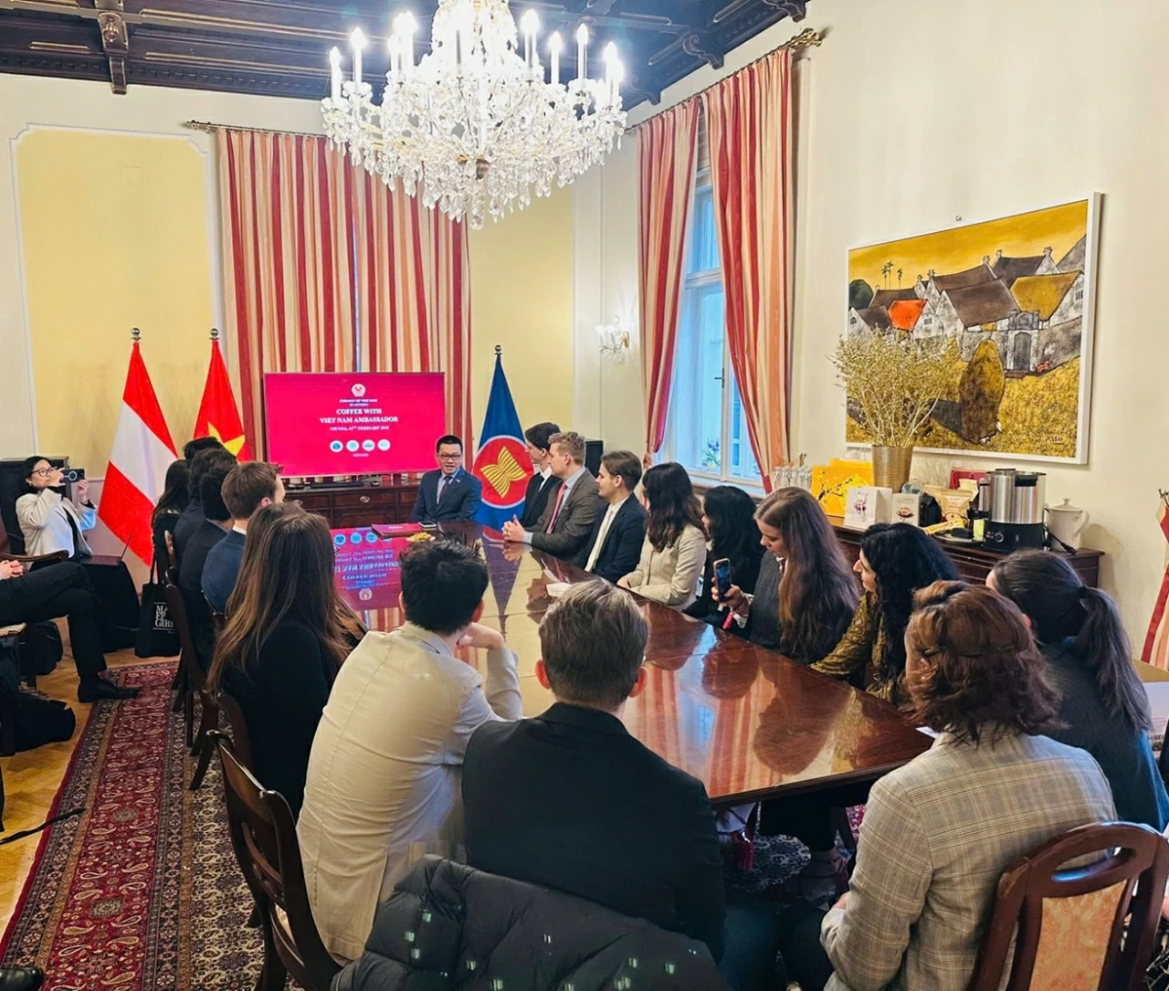Lan tỏa câu chuyện Việt Nam qua sáng kiến 'Cà phê với Đại sứ'