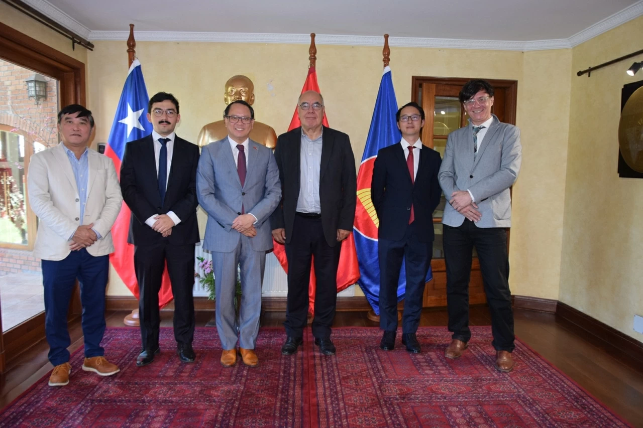 Đại sứ Việt Nam gặp gỡ lãnh đạo báo chí Chile nhân 55 năm quan hệ ngoại giao Đại sứ Việt Nam gặp gỡ lãnh đạo báo chí Chile nhân 55 năm quan hệ ngoại giao