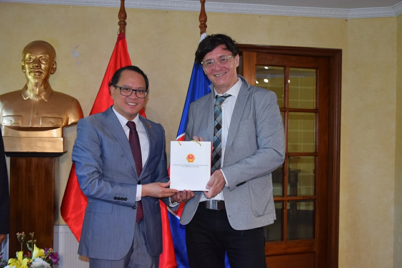Đại sứ Việt Nam gặp gỡ lãnh đạo báo chí Chile nhân 55 năm quan hệ ngoại giao