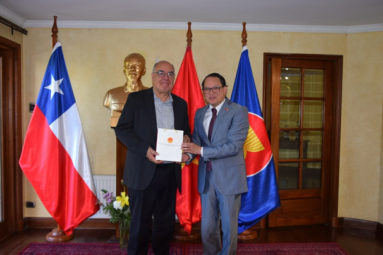 Đại sứ Việt Nam gặp gỡ lãnh đạo báo chí Chile nhân 55 năm quan hệ ngoại giao