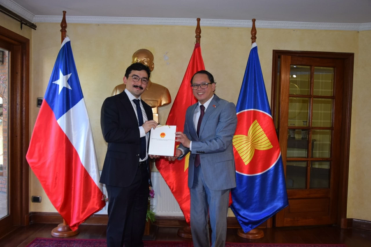 Đại sứ Việt Nam gặp gỡ lãnh đạo báo chí Chile nhân 55 năm quan hệ ngoại giao