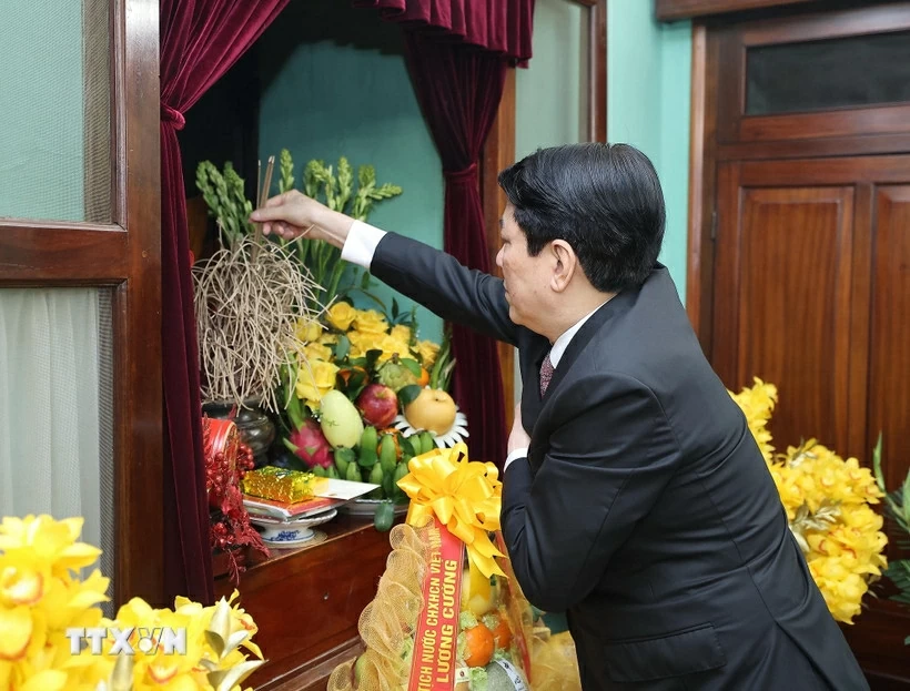 Chủ tịch nước Lương Cường dâng hương tưởng niệm Chủ tịch Hồ Chí Minh tại Nhà 67