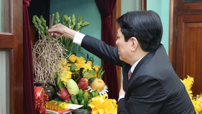 Chủ tịch nước Lương Cường dâng hương tưởng niệm Chủ tịch Hồ Chí Minh tại Nhà 67