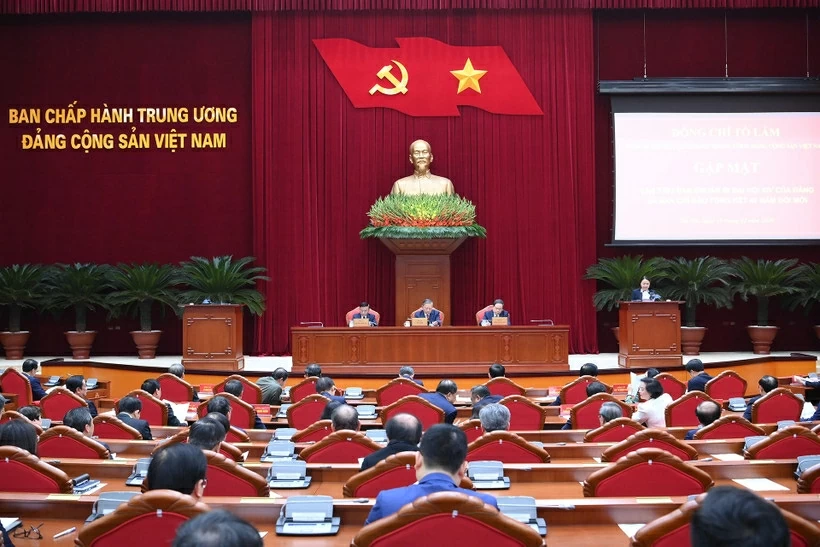 Quang cảnh cuộc gặp mặt thành viên các Tiểu ban Đại hội XIV của Đảng và Ban Chỉ đạo tổng kết 40 năm đổi mới. (Ảnh: ĐĂNG KHOA)