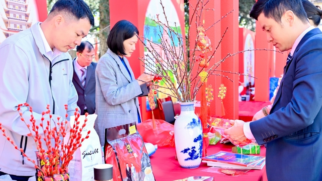 Tổng lãnh sự quán Việt Nam tại Côn Minh tham dự Lễ hội mùa Xuân của tỉnh Vân Nam, Trung Quốc