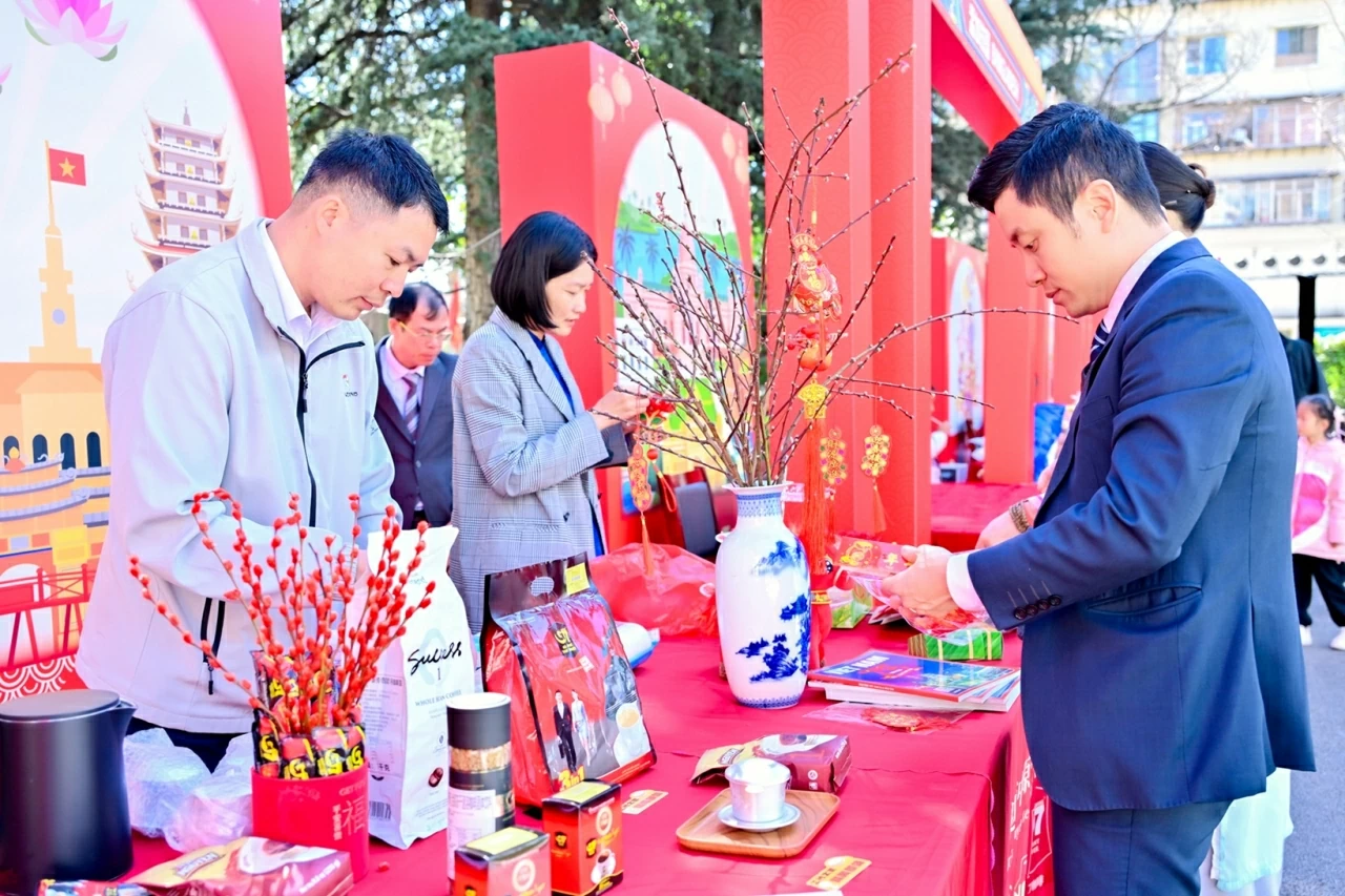 Tổng Lãnh sự Việt Nam tại Côn Minh tham dự Lễ hội mùa Xuân của tỉnh Vân Nam, Trung Quốc