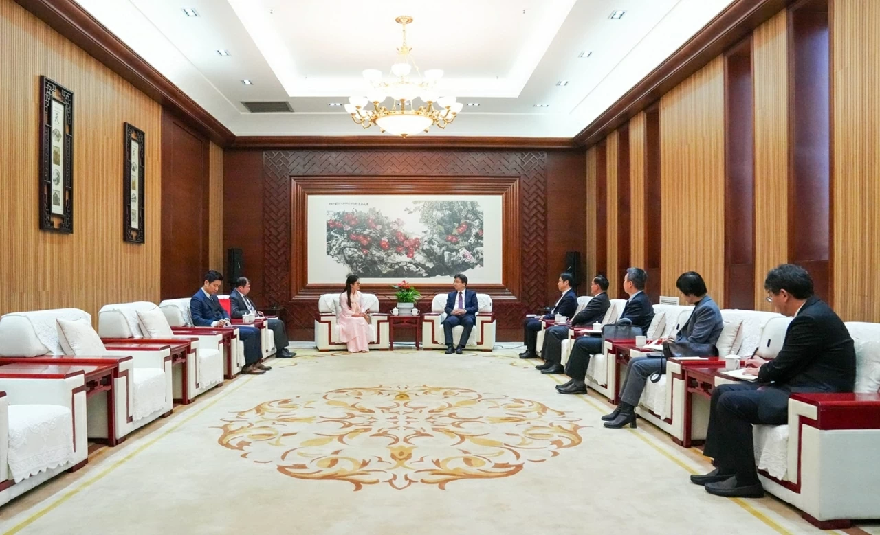 Tổng Lãnh sự Việt Nam tại Côn Minh tham dự Lễ hội mùa Xuân của tỉnh Vân Nam, Trung Quốc