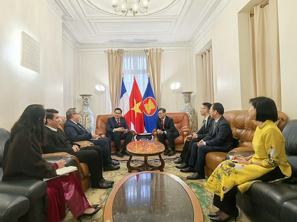 Đại sứ quán Lào tại Pháp chúc mừng Đại hội XIV và Tết Nguyên đán Bính Ngọ 2026 Đại sứ quán Lào tại Pháp chúc mừng Đại hội XIV và Tết Nguyên đán Bính Ngọ 2026