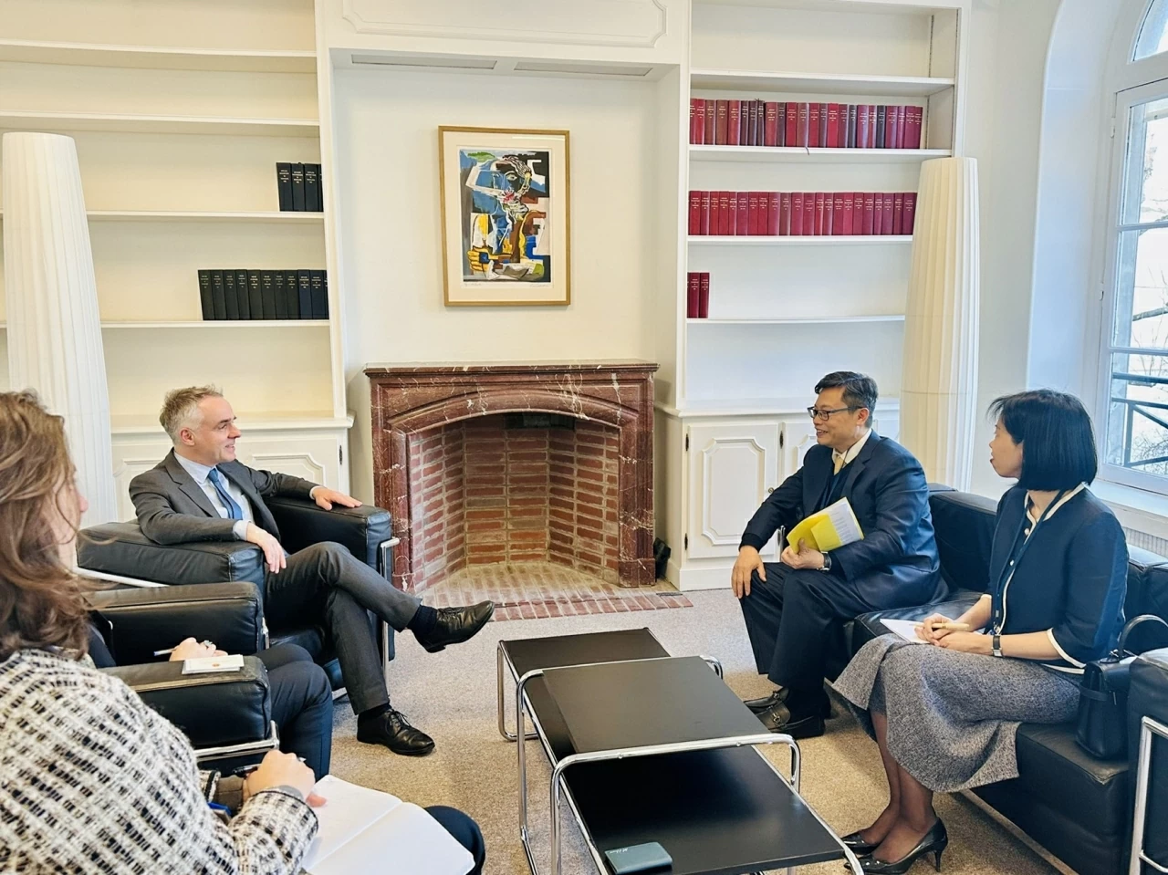 Đại sứ Trịnh Đức Hải chào xã giao Vụ trưởng Vụ Á - Australia, Bộ Ngoại giao Pháp Đại sứ Trịnh Đức Hải chào xã giao Vụ trưởng Vụ Á - Australia, Bộ Ngoại giao Pháp