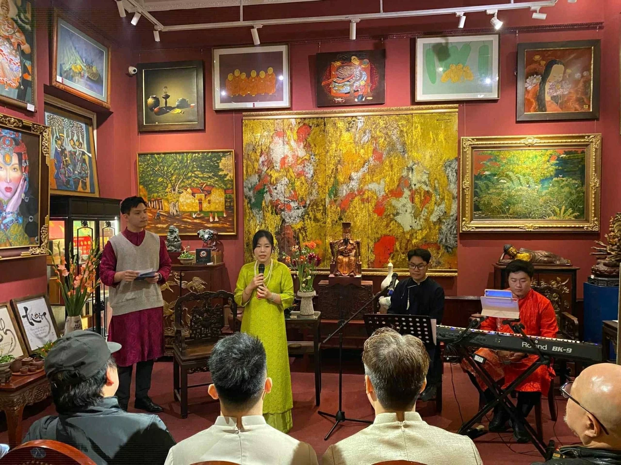 Chạm Tết: Ký ức mùa Xuân giữa lòng Hà Nội Chạm Tết: Ký ức mùa Xuân giữa lòng Hà Nội