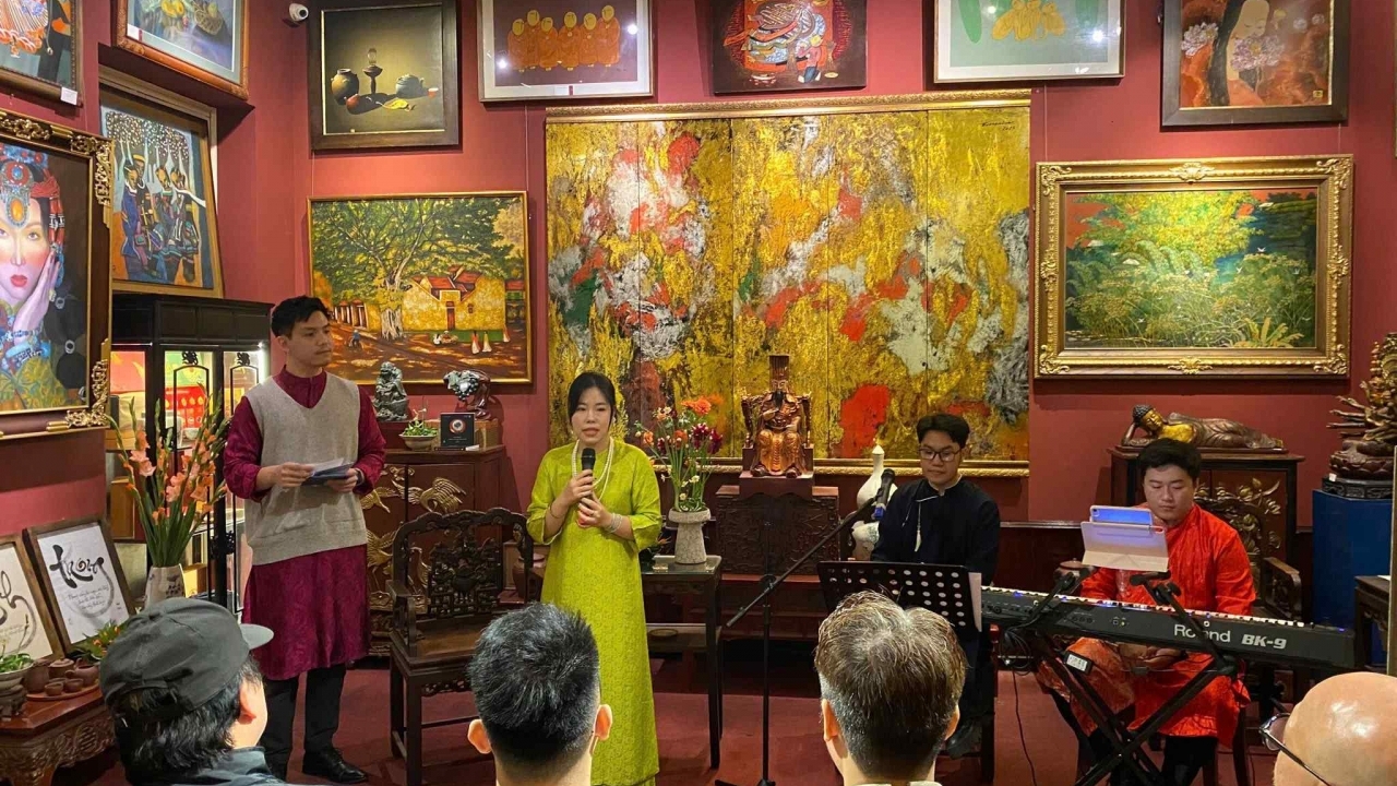 Chạm Tết: Ký ức mùa Xuân giữa lòng Hà Nội