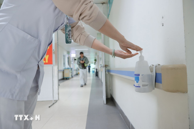 Các bệnh viện sẵn sàng thu dung, điều trị bệnh nhân mắc, nghi ngờ mắc bệnh do virus Nipah; bảo đảm công tác phòng chống nhiễm khuẩn, phòng chống lây nhiễm tại bệnh viện. (Ảnh: Minh Quyết/TTXVN) ttxvn-virus-nipah-8556195.jpg