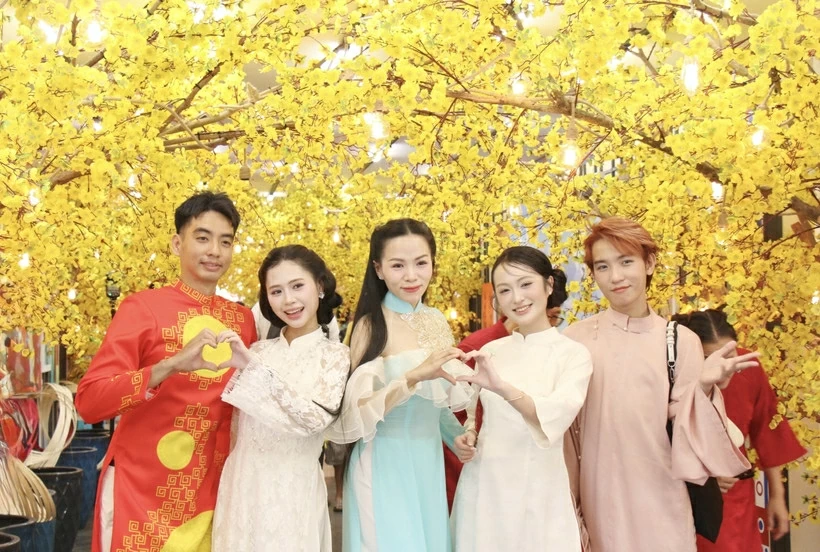 Chọn màu son, trang phục đón Tết cho hợp phong thủy năm Bính Ngọ 2026 Chọn màu son, trang phục đón Tết cho hợp phong thủy năm Bính Ngọ 2026