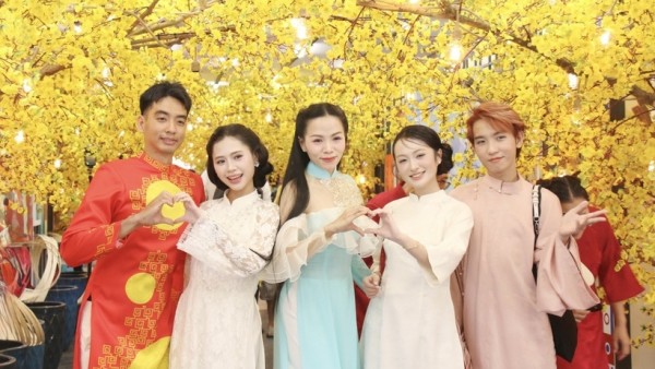 Chọn màu son, trang phục đón Tết cho hợp phong thủy năm Bính Ngọ 2026