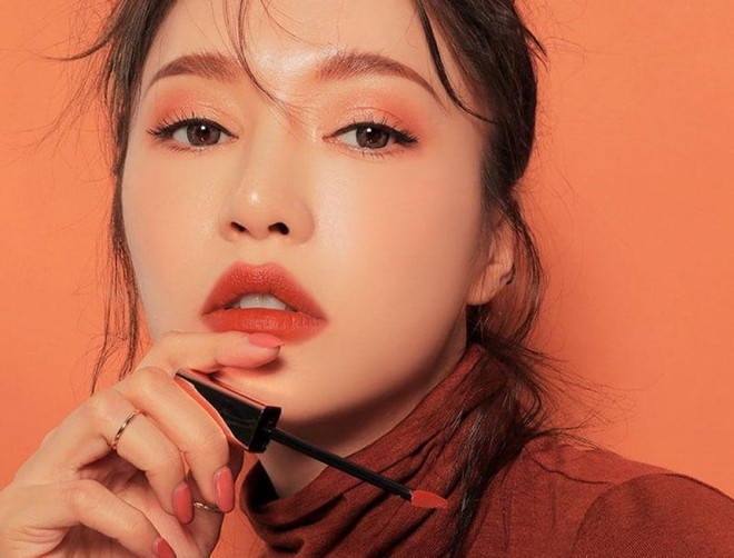 Chọn màu son, trang phục đón Tết cho hợp phong thủy năm Bính Ngọ 2026 son-mau-do-gach-hop.jpg