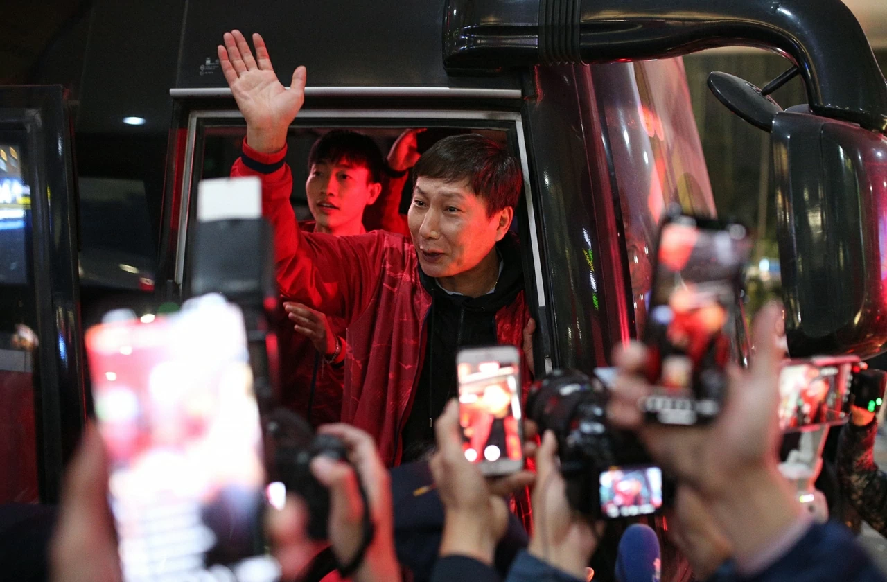 HLV Kim Sang Sik mang quà đặc biệt về Hàn Quốc ăn Tết