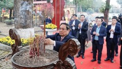Thủ tướng Phạm Minh Chính dâng hương tại Hoàng thành Thăng Long