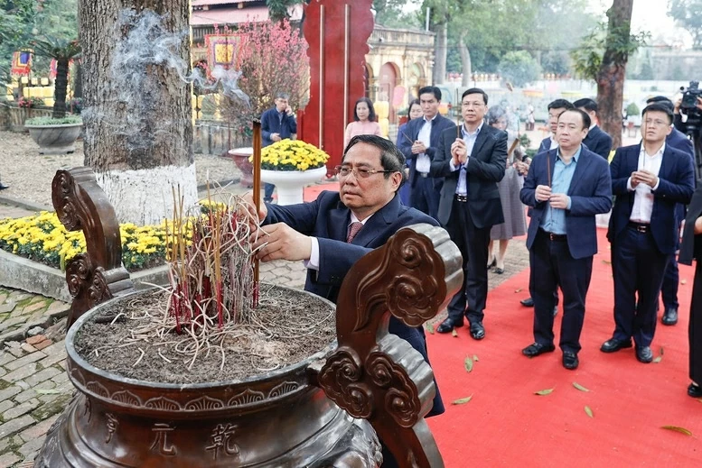 Thủ tướng Phạm Minh Chính dâng hương tại Hoàng thành Thăng Long.  (Nguồn: VGP)