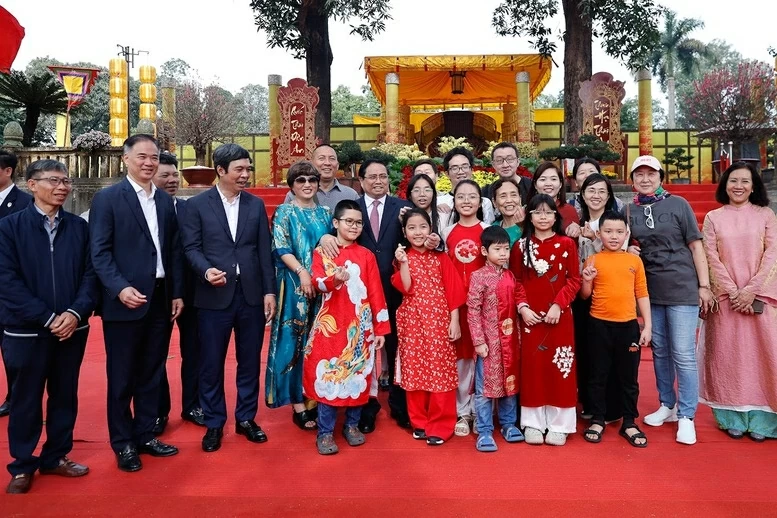 Thủ tướng Phạm Minh Chính chụp ảnh lưu niệm với khách tham quan tại Điện Kính Thiên trong khu Hoàng thành Thăng Long. (Nguồn: VGP)
