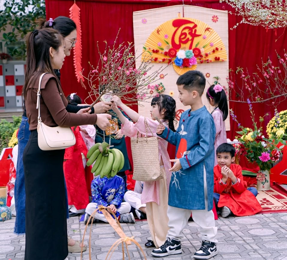 TS. Phạm Hoàng Mạnh Hà: Ăn Tết như một thói quen hay tái tạo Tết như một không gian kết nối đích thực? TS. Phạm Hoàng Mạnh Hà: Ăn Tết như một thói quen hay tái tạo Tết như một không gian kết nối đích thực?