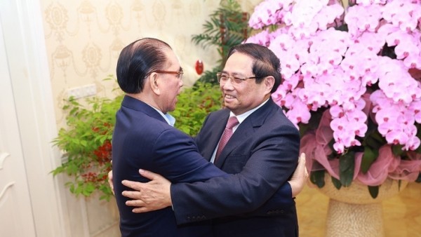 PM pays Tet visits to former Party chief, offers incense in memory of late leaders