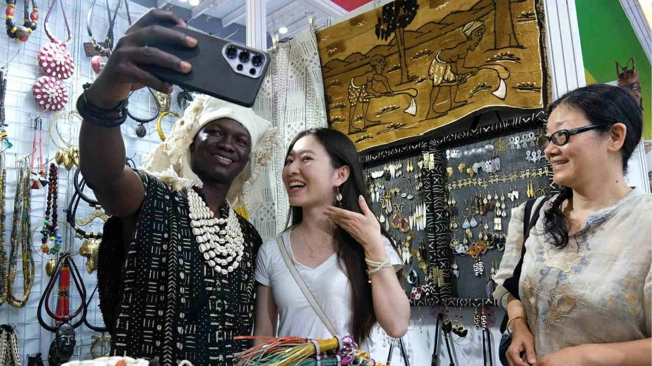 Người dân lựa chọn các sản phẩm đặc sản châu Phi tại Hội chợ Thương mại và Kinh tế Trung Quốc - Châu Phi lần thứ 4 ở Trường Sa, tỉnh Hồ Nam, miền trung Trung Quốc, ngày 15 tháng 6 năm 2025. /VCG