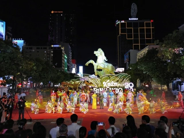 Đường hoa Nguyễn Huệ Tết Bính Ngọ 2026: Không gian hội tụ văn hóa, lan tỏa thông điệp liên kết và hội nhập Đường hoa Nguyễn Huệ Tết Bính Ngọ 2026: Không gian hội tụ văn hóa, lan tỏa thông điệp liên kết và hội nhập