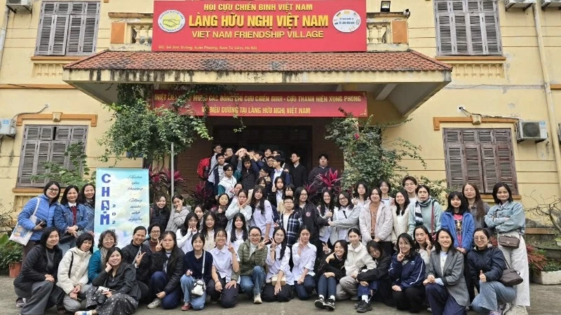 Gần 100 học sinh, phụ huynh và giáo viên lớp 10 Sử 2 Trường trung học phổ thông chuyên Chu Văn An tham gia hoạt động tại Làng Hữu nghị Việt Nam. (Ảnh: Kim Huệ) Gần 100 học sinh, phụ huynh và giáo viên lớp 10 Sử 2 Trường trung học phổ thông chuyên Chu Văn An tham gia hoạt động tại Làng Hữu nghị Việt Nam. (Ảnh: Kim Huệ)