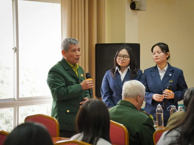 Các cựu chiến binh Làng Hữu nghị Việt Nam giao lưu với các em học sinh. (Ảnh: Kim Huệ) Các cựu chiến binh Làng Hữu nghị Việt Nam giao lưu với các em học sinh. (Ảnh: Kim Huệ)