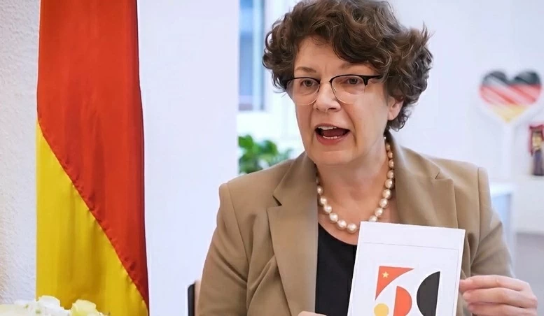 Đại sứ Đức tại Việt Nam Helga Margarete Barth giới thiệu logo kỷ niệm kỷ niệm 50 năm thiết lập quan hệ ngoại giao giữa Việt Nam và Cộng hòa Liên bang Đức (1975-2025). (Ảnh: Hương Giang)