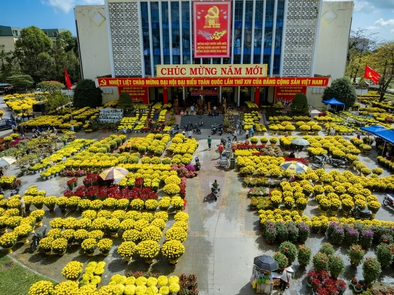 Không gian chợ hoa Tết ở thành phố Huế. (Nguồn: VGP)