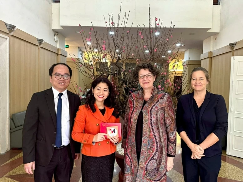 Đại sứ Đức Helga Margarete Barth (thứ 2 từ phải sang) bày tỏ vui mừng khi được trải nghiệm Tết Việt. (Ảnh: Hương Giang)