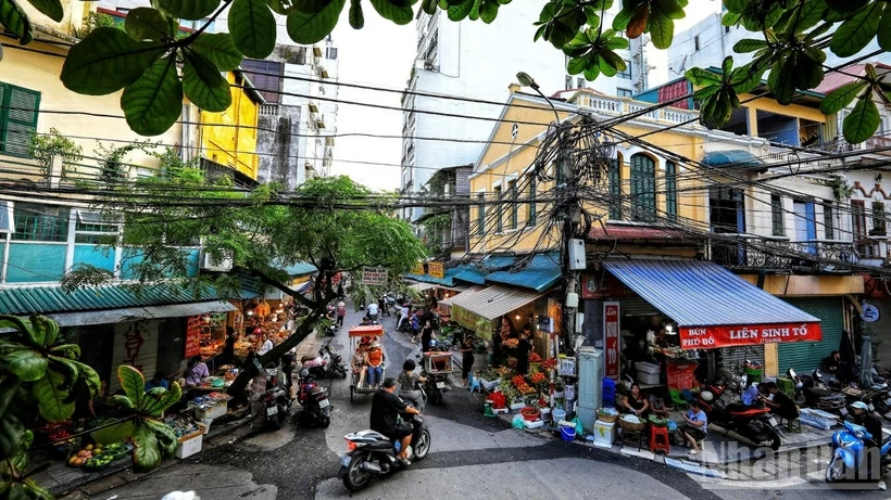 Một góc nhộn nhịp của phố cổ Hà Nội. (Ảnh: Thành Đạt)