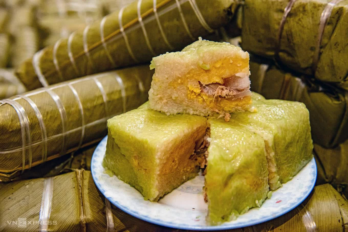 Bánh chưng là món ăn không thế thiếu trong dịp Tết. Bánh chưng là món ăn không thế thiếu trong dịp Tết.