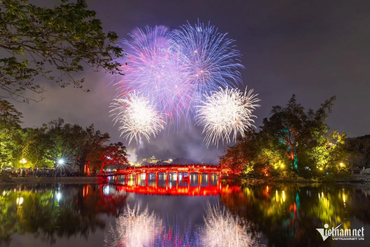 Hồ Gươm là điểm thu hút đông người dân và du khách. (Nguồn: Vietnamnet) Hồ Gươm là điểm thu hút đông người dân và du khách. (Nguồn: Vietnamnet)