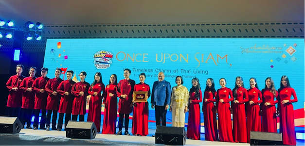 Thanh niên Việt Nam “xin chào” Thái Lan