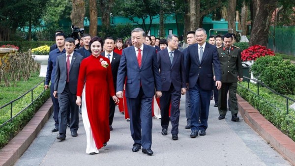 Party chief pays incense tribute to the Kings and President Ho Chi Minh
