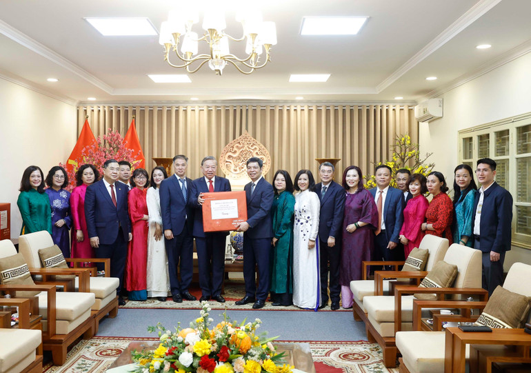 Tổng Bí thư Tô Lâm dâng hương tại Khu Di tích Hoàng thành Thăng Long và Di tích Nhà 67